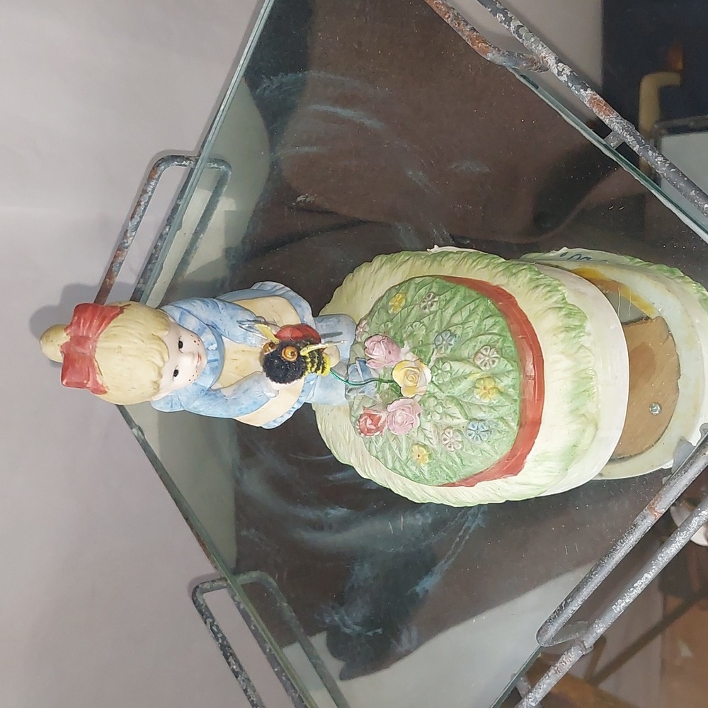 Vintage Figurine musical